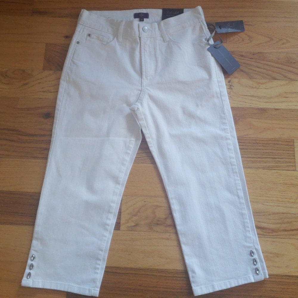 NWT.   NYDJ. White capris size 6P